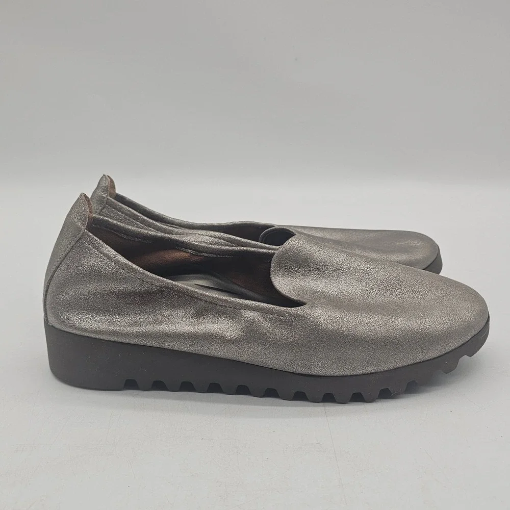 New without box Aetrex brushed silver size 7 comfort flat loafer shoes